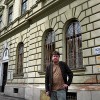 Tóth Péter a zeneművészeti kar felújításra váró épülete előtt. A Szerző felvétele